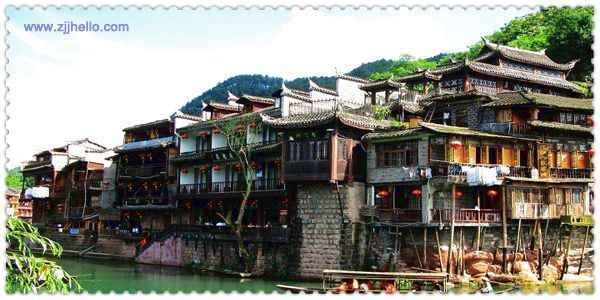 張家界、黃石寨、金鞭溪、袁家界、天子山、十里畫(huà)廊、黃龍洞、寶峰湖、天門(mén)山、鳳凰古城四日游